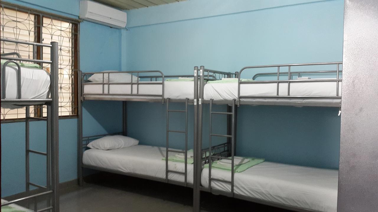 Kampung Bule Hostel Лабуан-Бахо Экстерьер фото