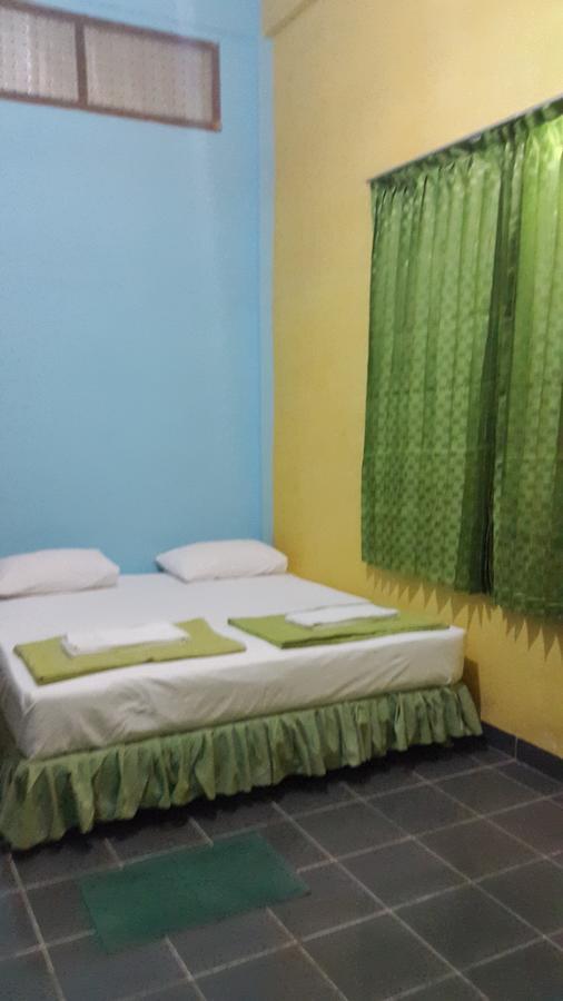 Kampung Bule Hostel Лабуан-Бахо Экстерьер фото